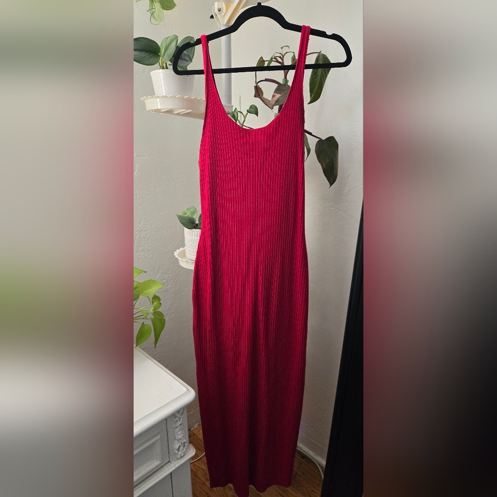 Chic Red Ribbed Midi Dress
